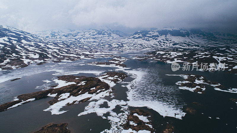 雪山中的湖泊鸟瞰图