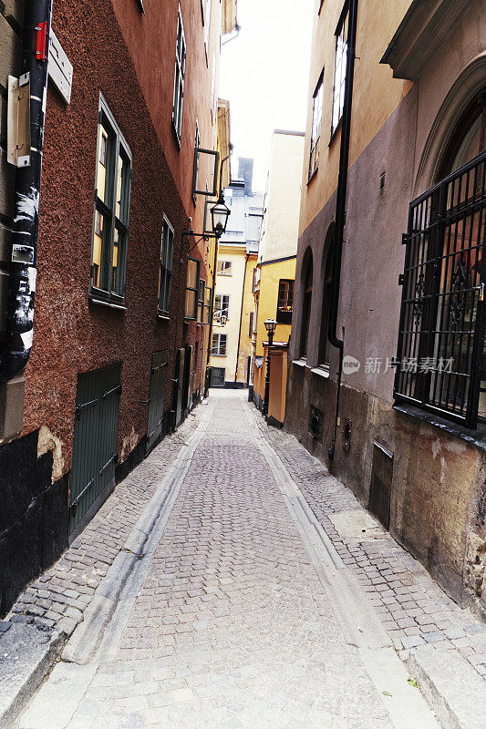 瑞典斯德哥尔摩老城格拉斯坦的狭窄街道