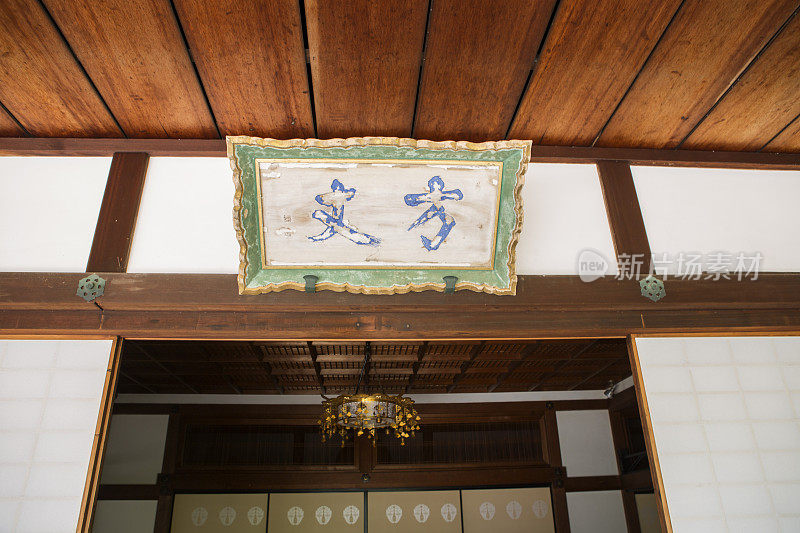 日本京都百幡本细寺入口的细节