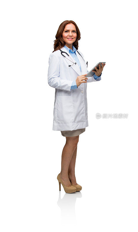 女医生使用数字平板电脑的肖像