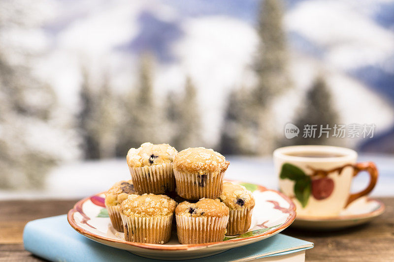 茶，书，松饼以冬天为背景。放松。