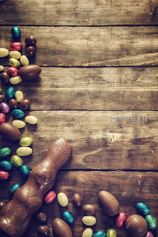 复活节彩蛋用巧克力装饰复活节兔子