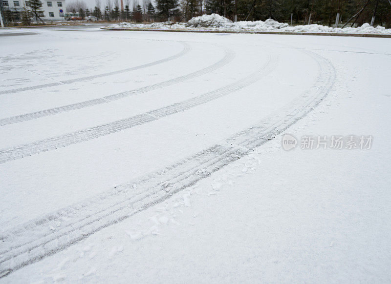 汽车轮胎在雪地上留下的痕迹