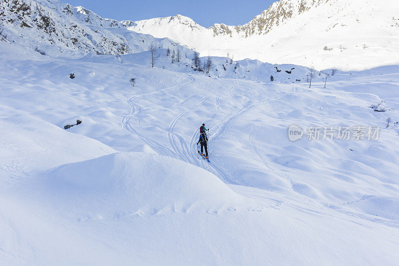 几个高山滑雪者爬上了山顶