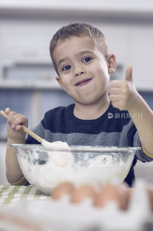 学做饭的小男孩