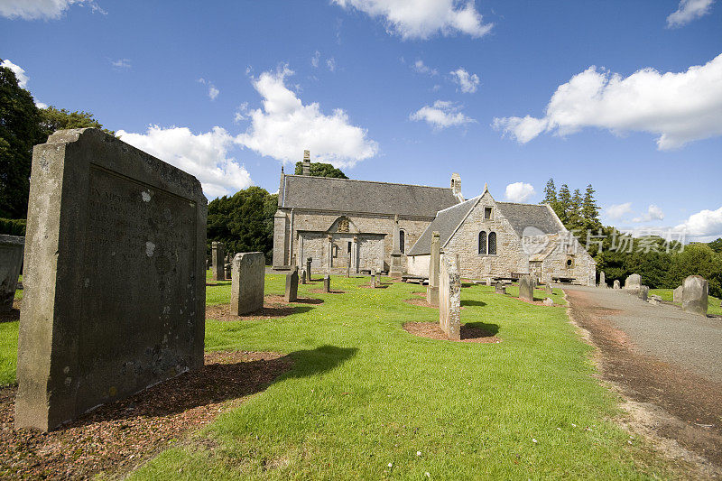 蓝天下的古老墓地和教堂