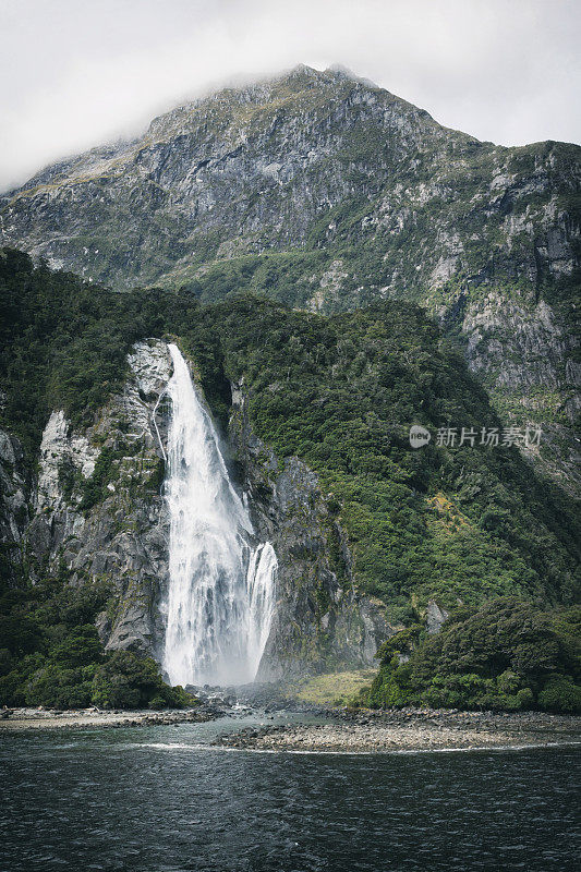 新西兰峡湾国家公园米尔福德湾的鲍文瀑布