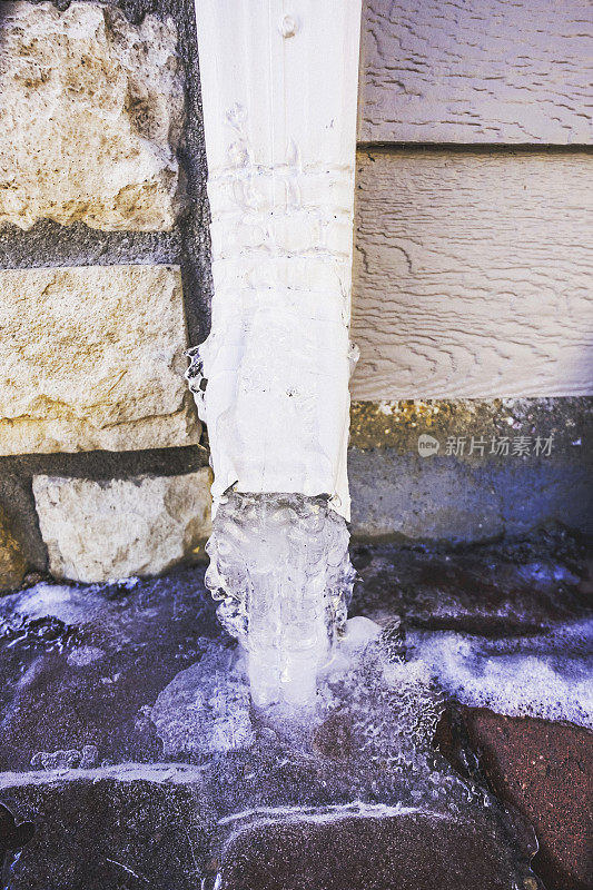 在暴风雪中，水管里的水变成了冰