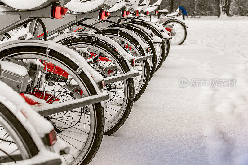 自行车出租在冬天柏林下雪