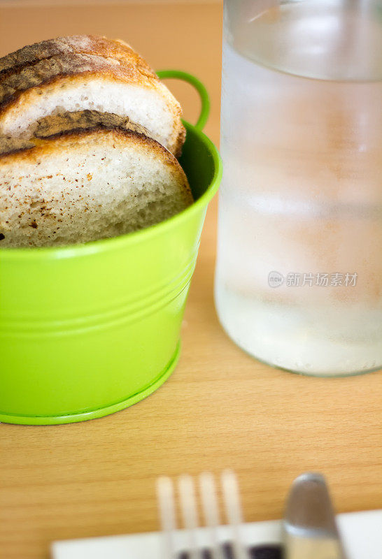 面包和水:切片面包，桌上的瓶装水