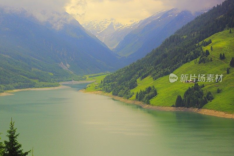 雄伟的绿松石高山湖泊，戏剧性的蒂罗尔雪山全景和田园诗般的蒂罗尔山谷草甸，奥地利