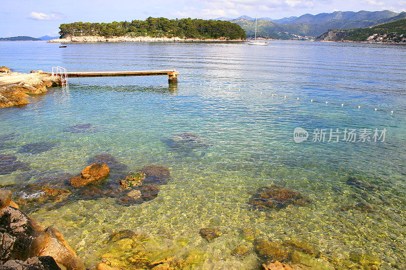 码头进入自然池:田园诗般的亚得里亚海，绿松石半透明的地中海海滩，埃拉菲提岛(科洛塞普，西潘和洛普)全景-达尔马提亚，克罗地亚