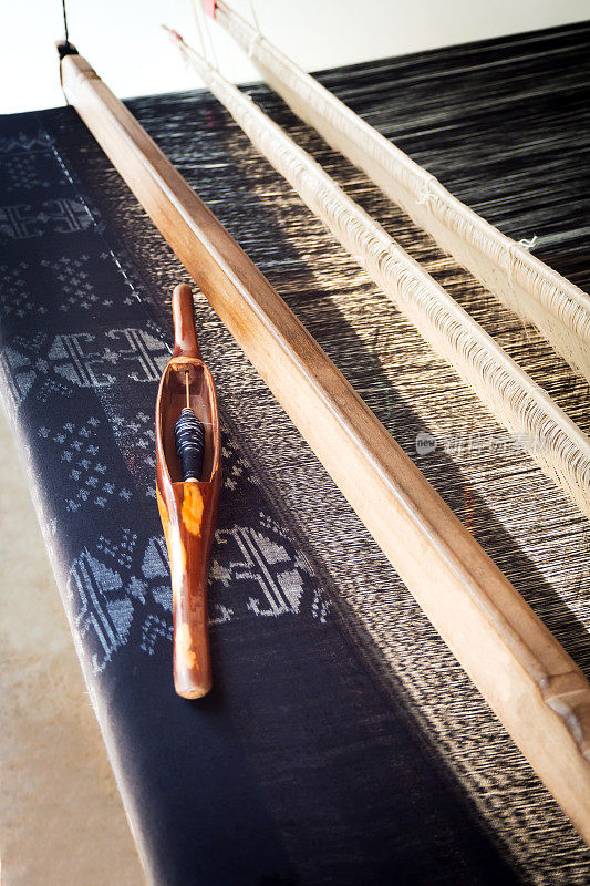丝绸织机。泰国棉的传统编织。手工创作的艺术织物。黑色和白色的棉花与创造性的艺术织物。