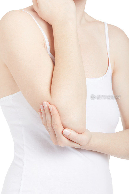 年轻女子用白色衬衫挽着手臂和手肘在白色的痛苦，剪小路