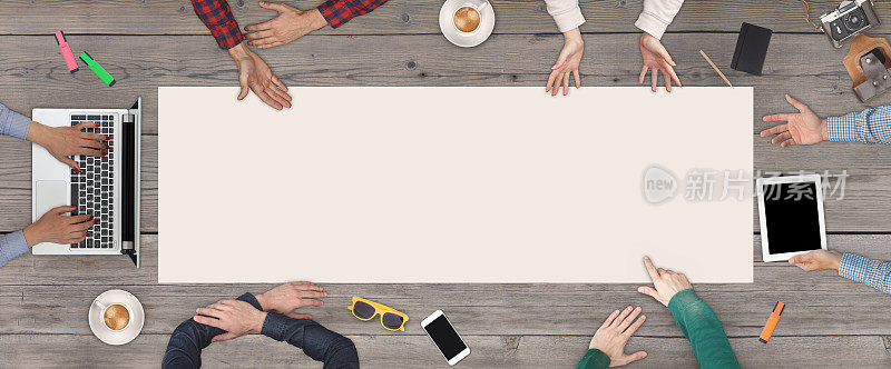 商业团队合作理念——俯视六名商业人士。一张白纸放在木桌的中间。