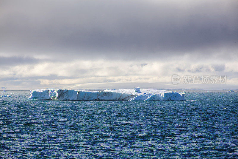 漂浮在北极的冰山