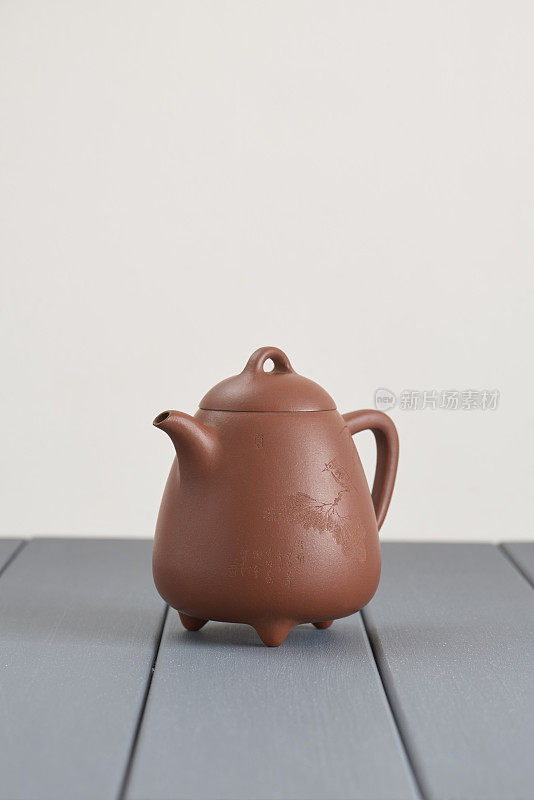 木制桌子上的中国棕色粘土茶壶copyspace