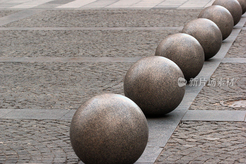 人行道上装饰性的花岗岩球