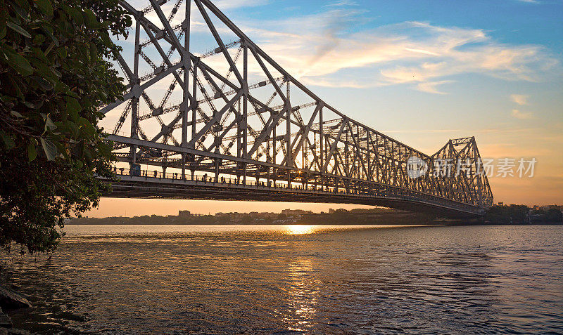 日出时胡格利河上的豪拉桥——印度加尔各答著名的城市地标。