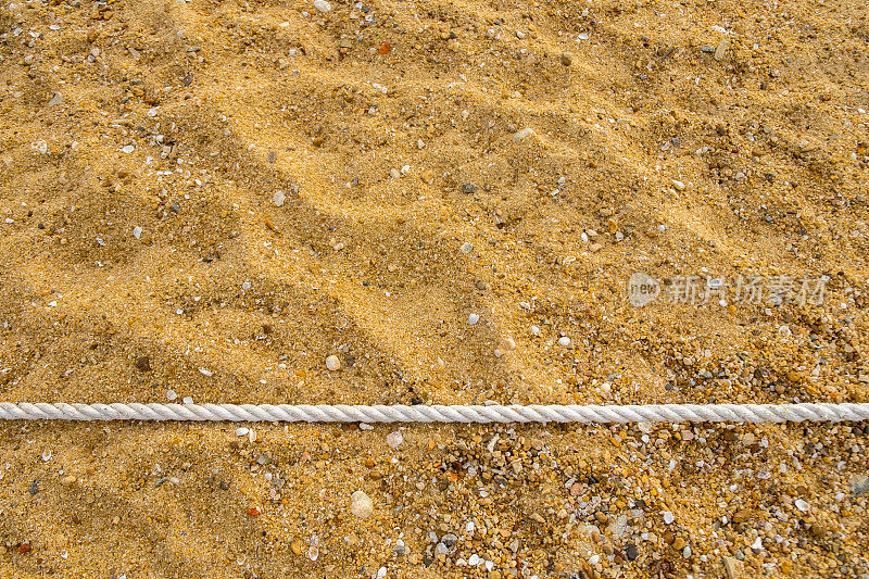 沙滩上的白色绳索和贝壳。
