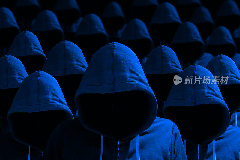 一群带着蓝色网络安全概念的黑客
