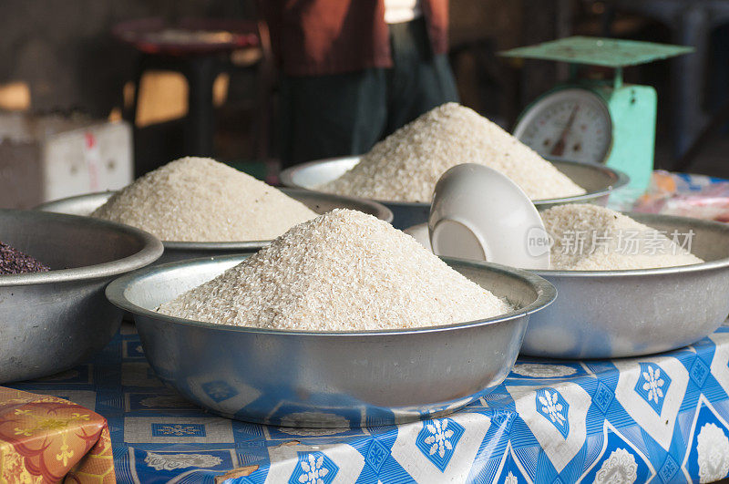 户外市场售卖米