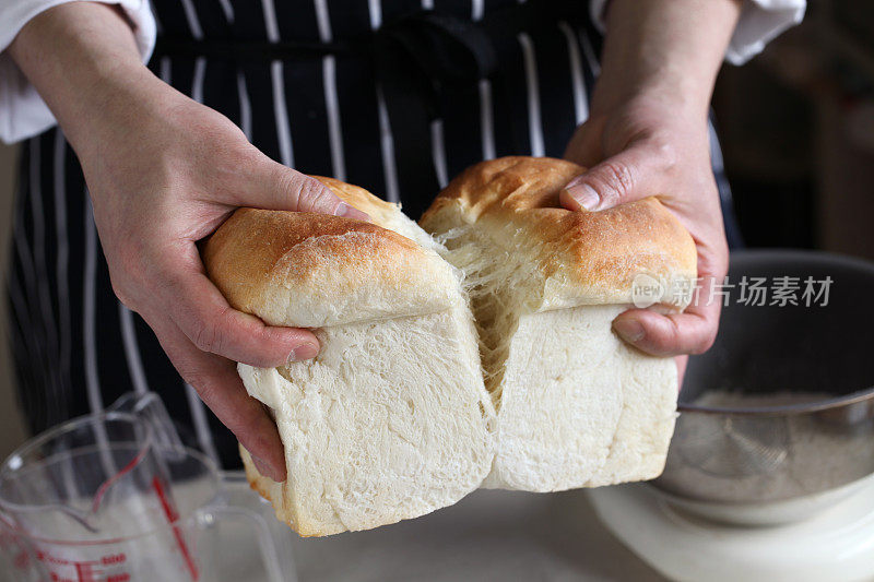 新鲜烘焙的自制白面包