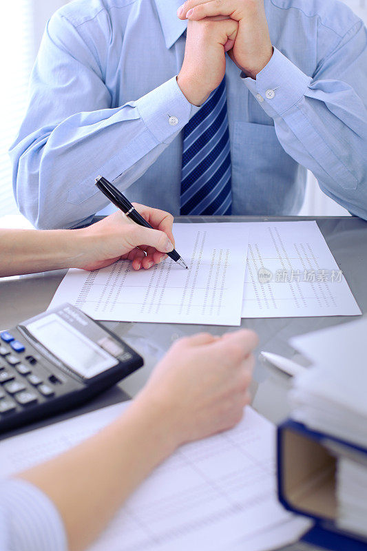 簿记员或财务检查员作出报告，计算或检查余额。审计概念。