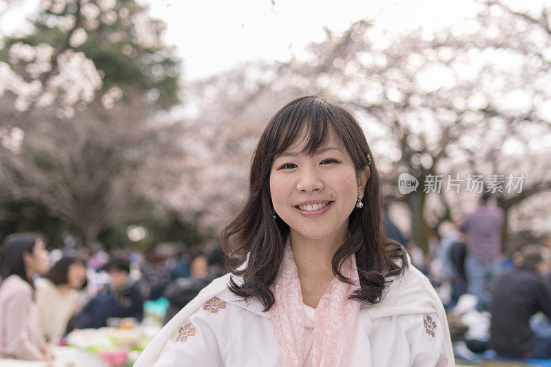 樱花下年轻女子的画像