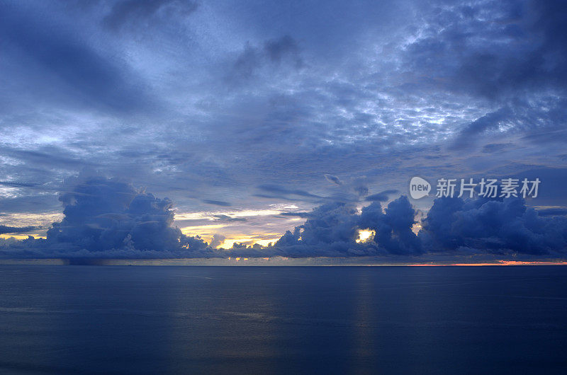 日出时大西洋上空的雷雨