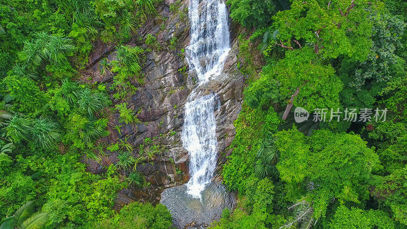 航拍泰国南部的热带森林和瀑布