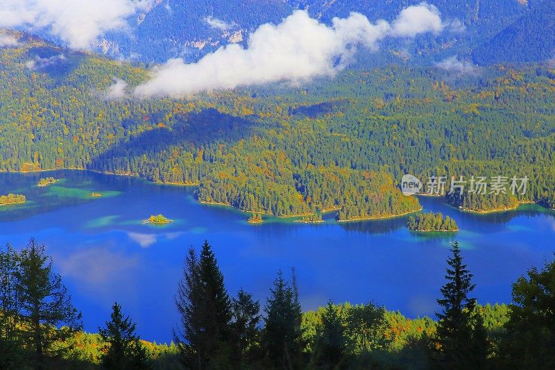 鸟瞰图美丽的田园诗般的Eibsee高山绿松色湖泊反射在金色的日出，从上面的Zugspitze山峰-戏剧性和雄伟的风景在巴伐利亚阿尔卑斯，金色的秋天-加米施，巴伐利亚，德国