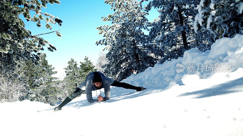 男人在雪地上做伸展运动