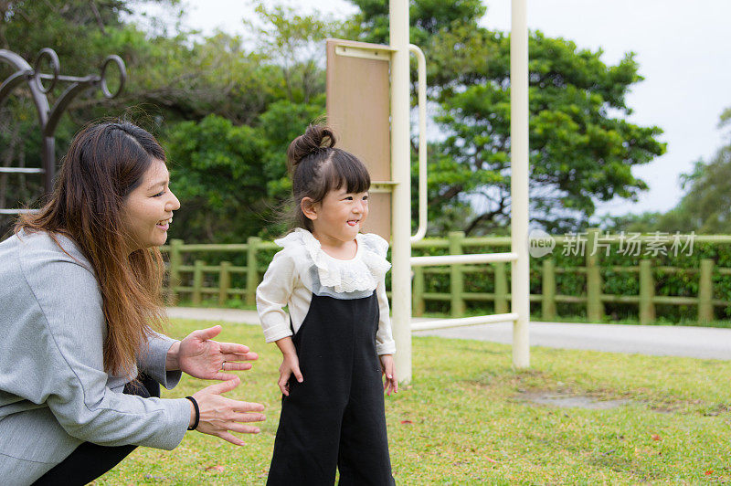 妈妈和小女孩在公园里玩