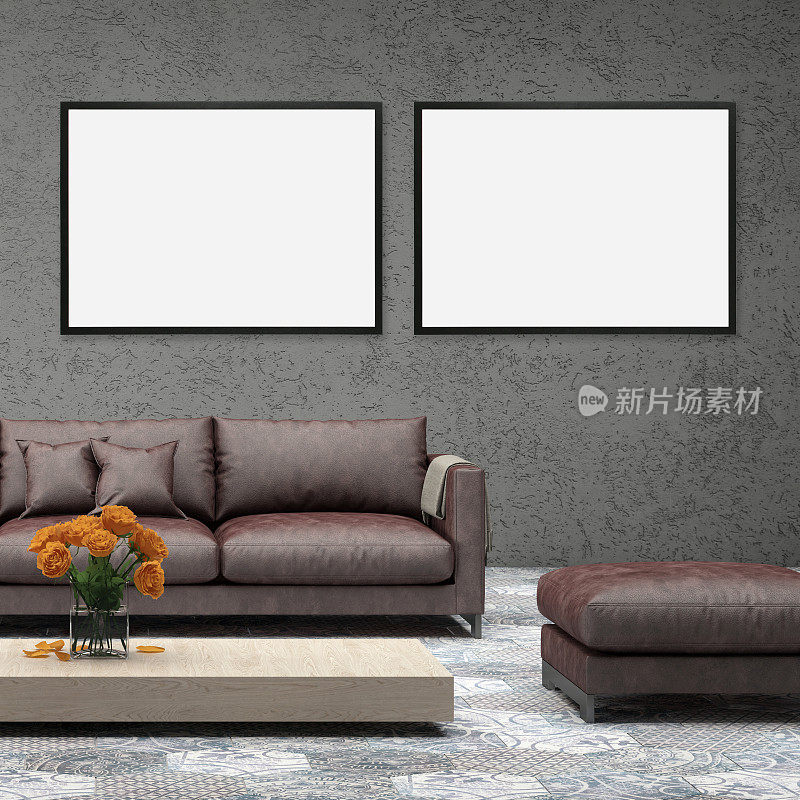 灰色的墙上挂着两个空白的相框，前面是沙发