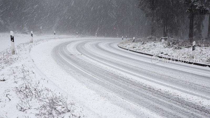 积雪覆盖的道路-冬季驾驶状况