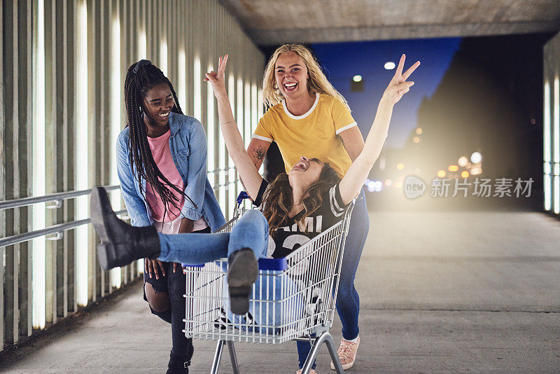 年轻的女性朋友晚上玩购物车