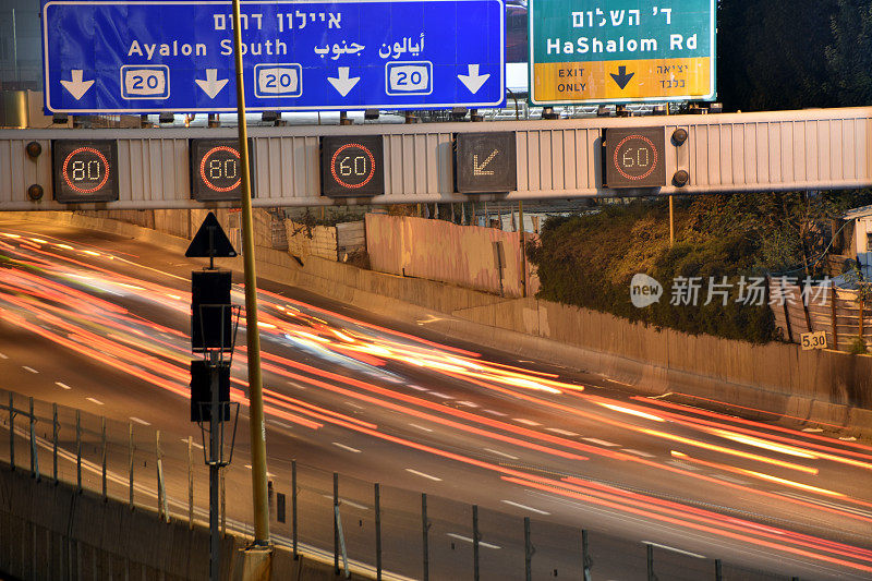 夜里一条公路，长时间暴露