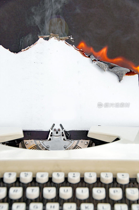 老式打字机与燃烧纸副本空间
