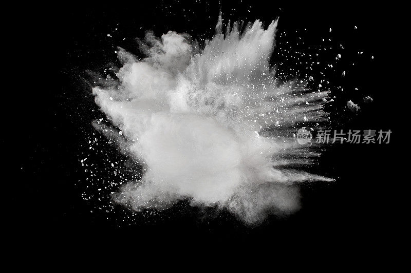 白色粉末在黑色背景上爆炸。阻止白色尘埃在黑色背景上的移动。