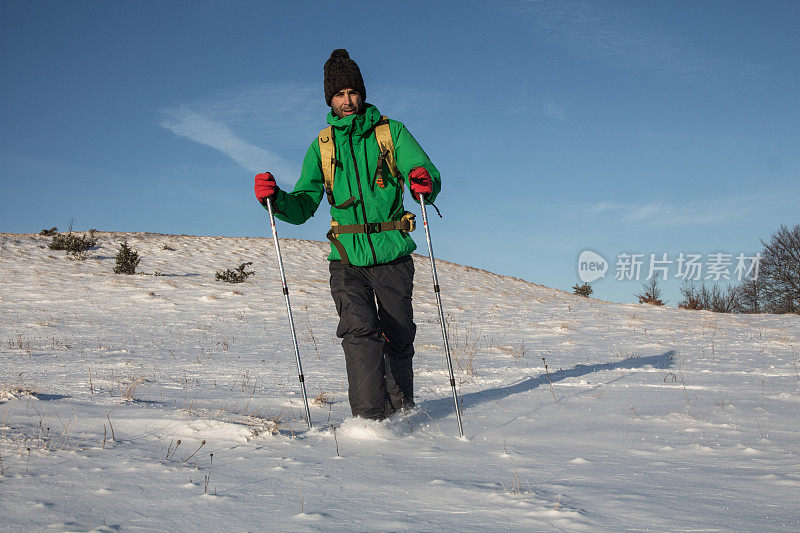 拿着登山杖的人走过来了