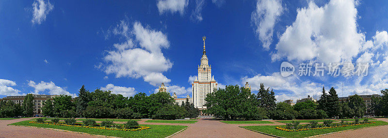 广角正面全景轻云在晴朗的夏季校园罗蒙诺索夫莫斯科国立大学在蓝天下