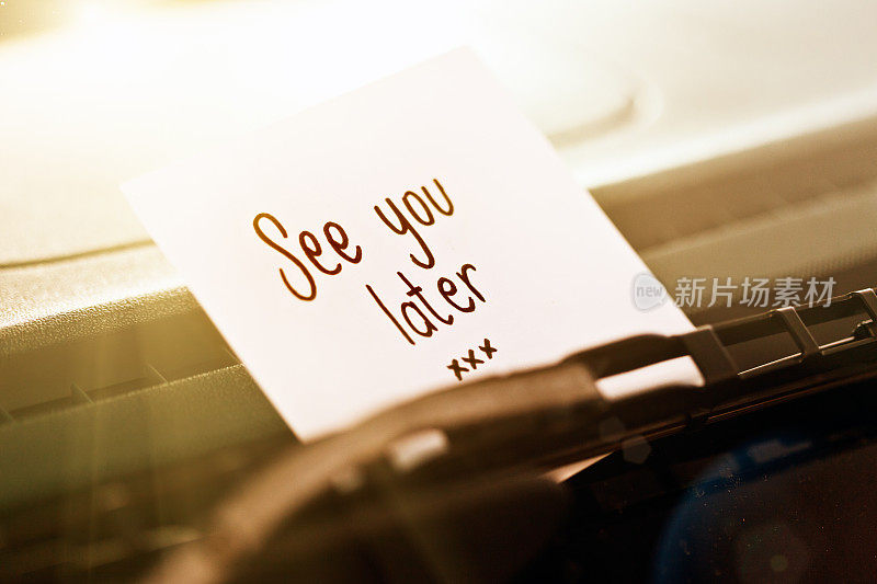 “再见xxx”这句话是在汽车挡风玻璃上写的