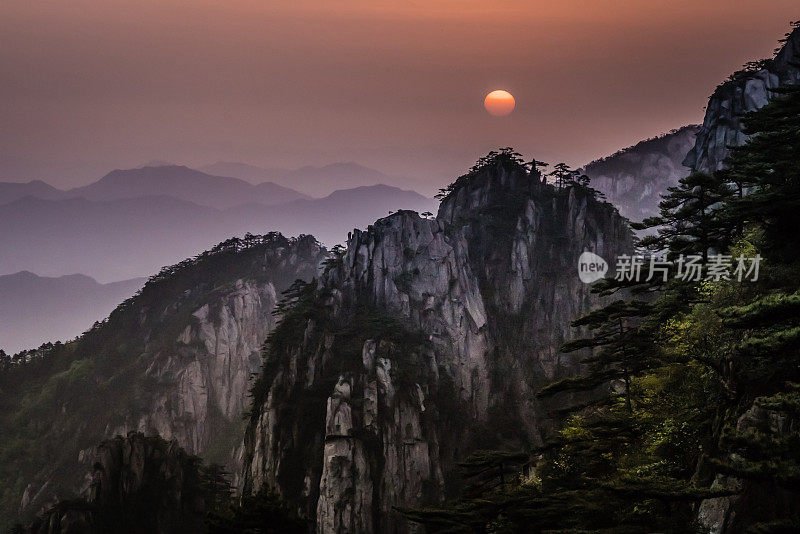 中国山脉的日出