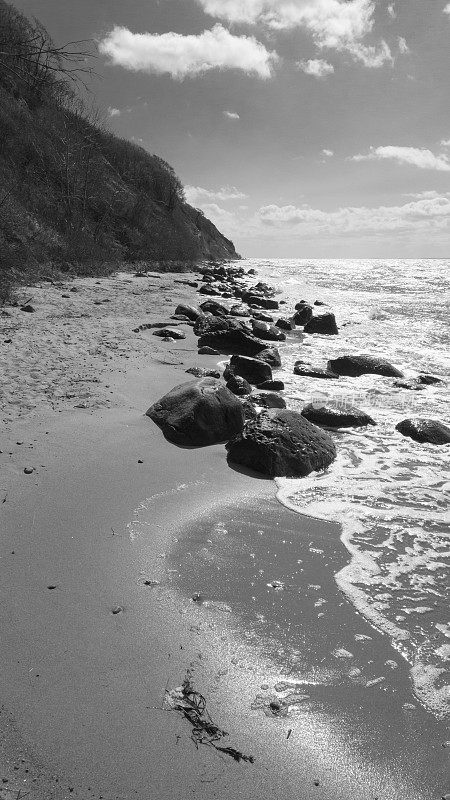 单色海岸景观与石头和巨石