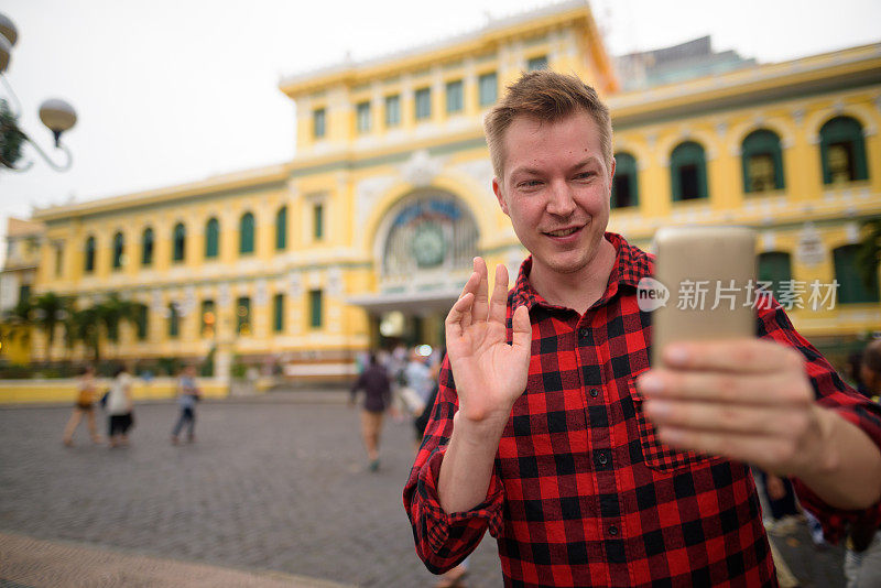 在越南胡志明市的街道上，年轻英俊的游客探索的肖像