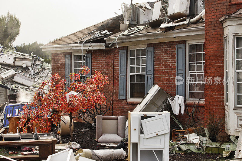 红砖房子，被自然灾害破坏了。