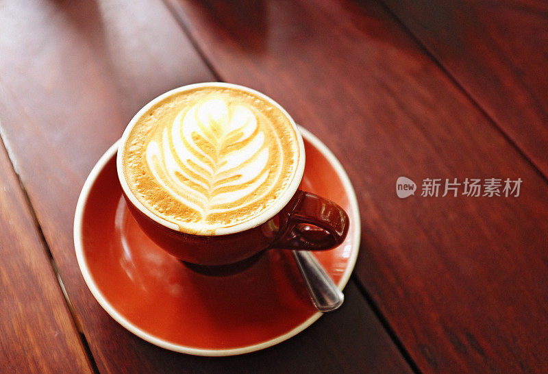 咖啡师用泡沫装饰的咖啡杯
