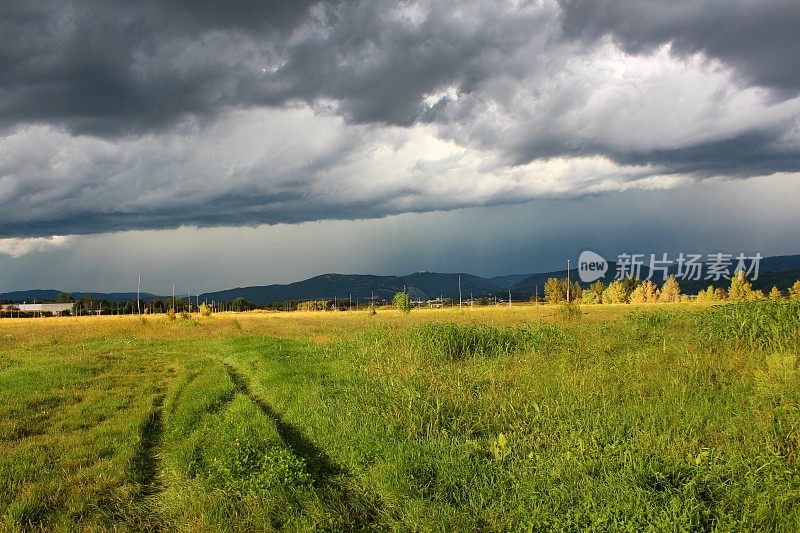斯洛文尼亚新戈里察田野上的雷雨