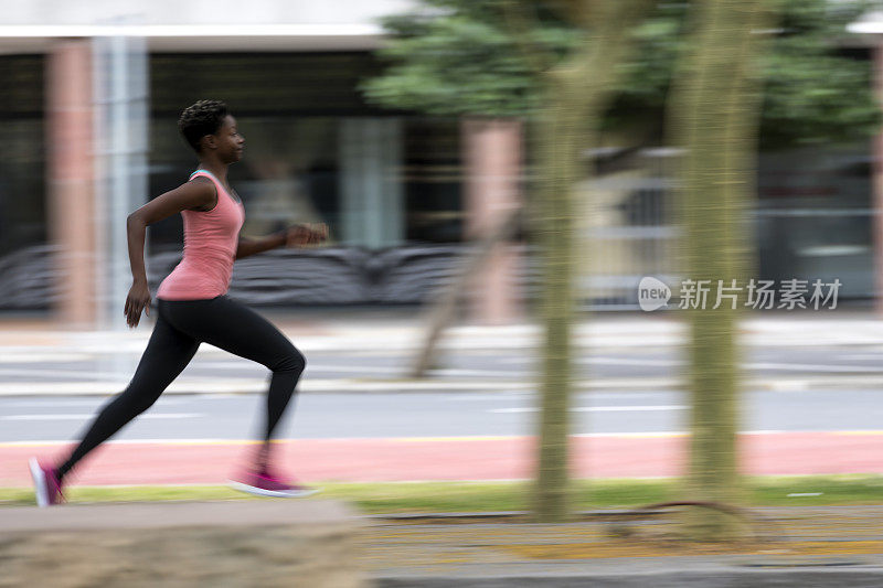 女人跑过城市的街道